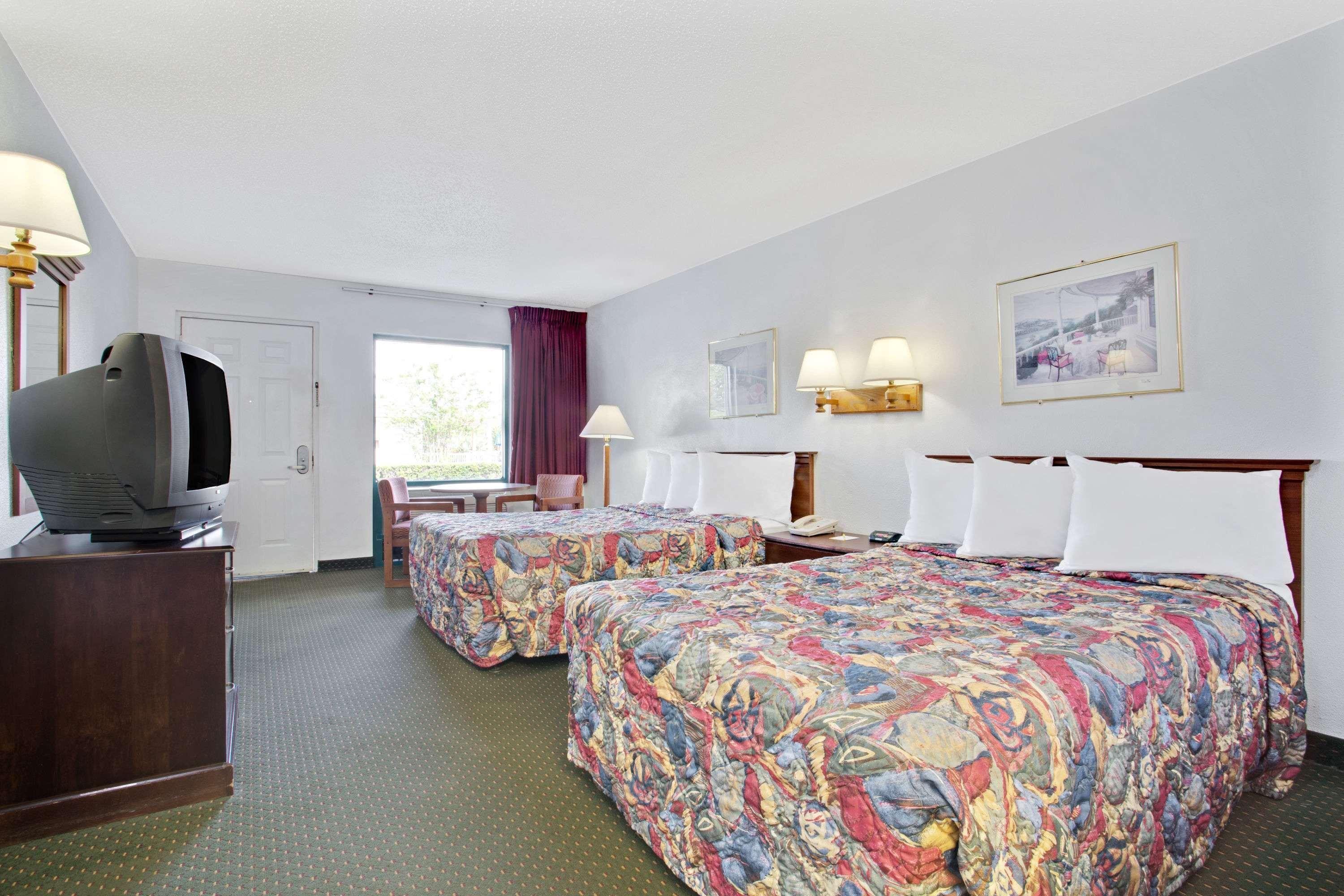 Days Inn By Wyndham Clearwater/Central Kültér fotó