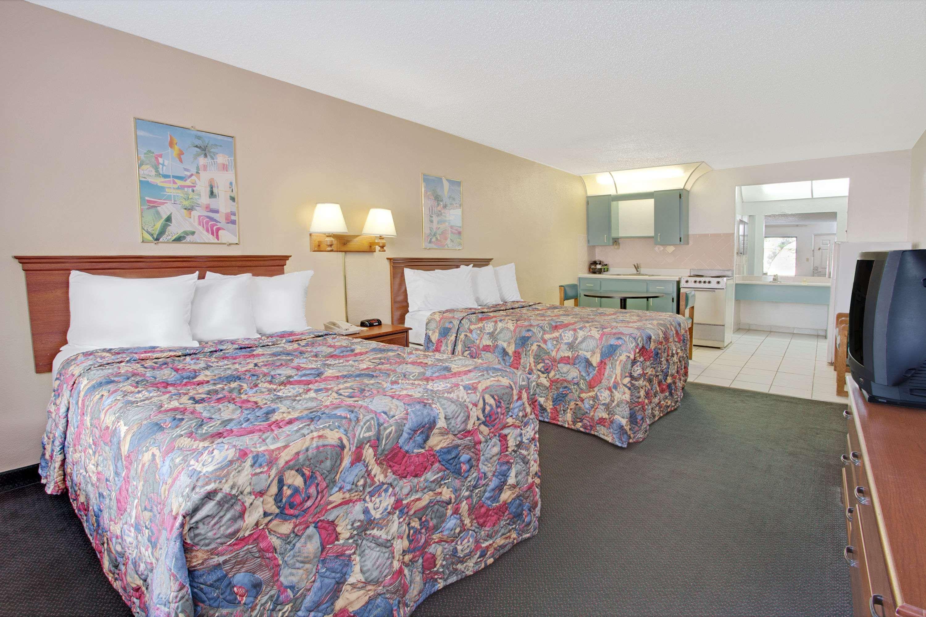 Days Inn By Wyndham Clearwater/Central Kültér fotó