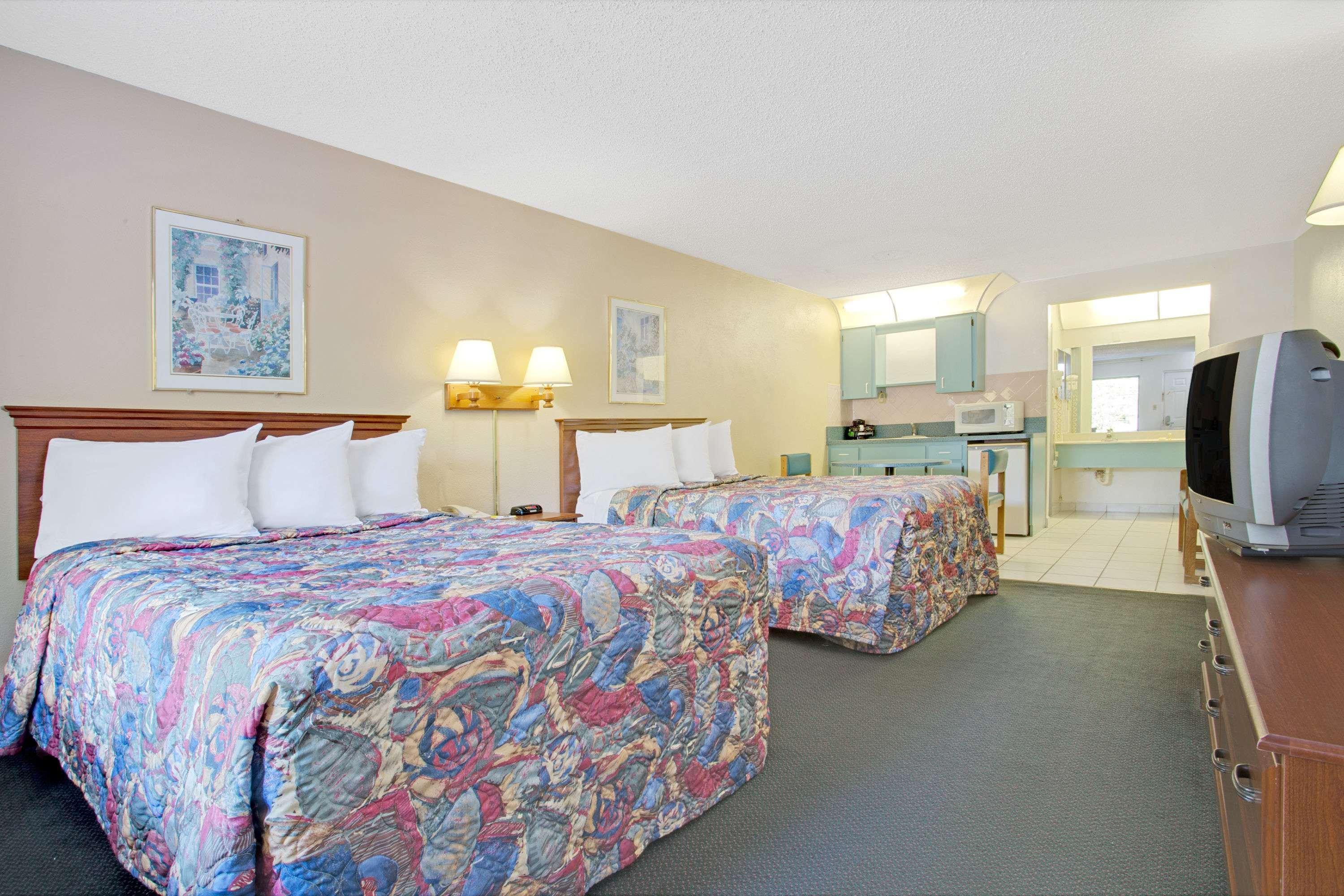 Days Inn By Wyndham Clearwater/Central Kültér fotó